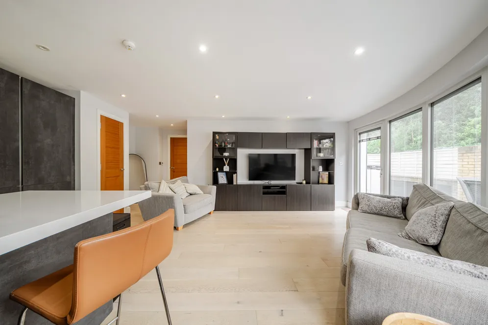 Court Lane, Epsom, KT19 photo 4