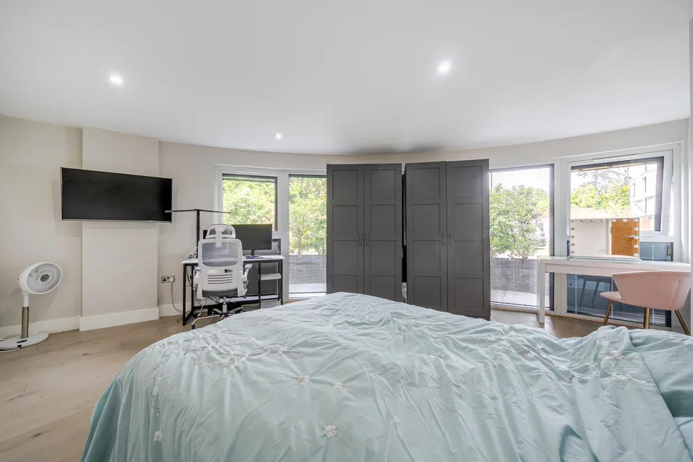 Court Lane, Epsom, KT19 photo 8