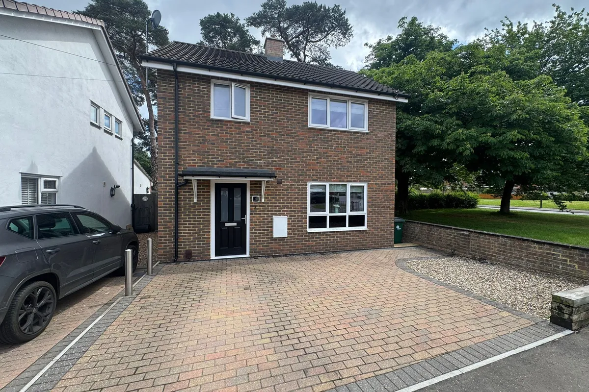 Warren Drive, Crawley
