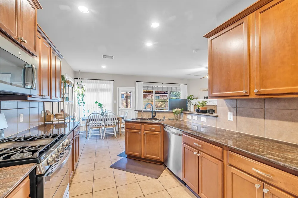 155 Magnolia Grove Ln, Conroe, TX 77384-3407