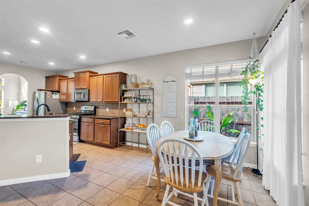 155 Magnolia Grove Ln, Conroe, TX 77384-3407