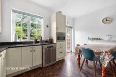 Pelton Avenue, Sutton
