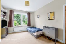Pelton Avenue, Sutton