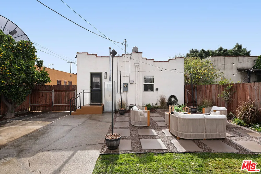 607 W 111th Pl, South Los Angeles, CA 90044