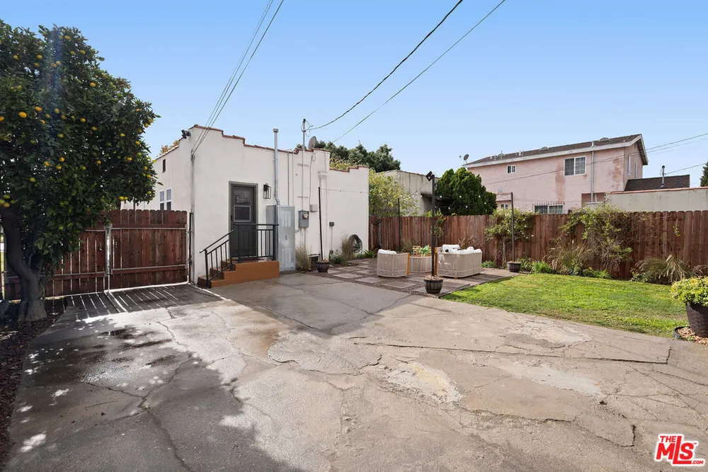 607 W 111th Pl, South Los Angeles, CA 90044