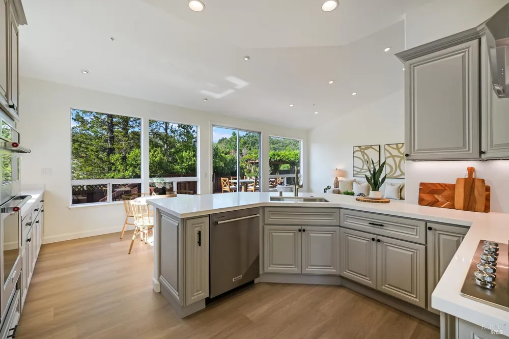 110 Samrose Dr, Novato, CA 94945