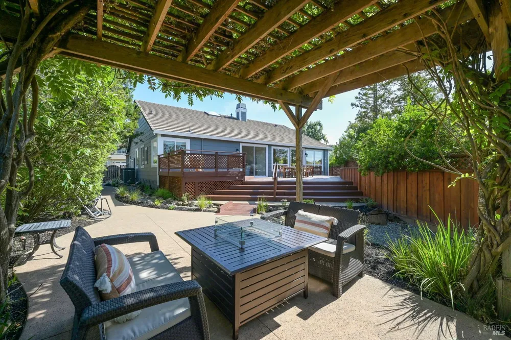 110 Samrose Dr, Novato, CA 94945