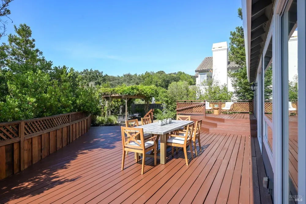 110 Samrose Dr, Novato, CA 94945