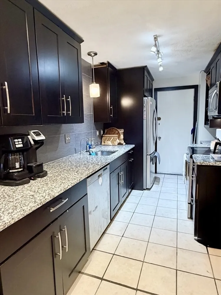 300 Governors Dr, Winthrop, MA 02152