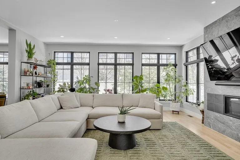 32 Lantern Ln, Wellesley, MA 02481
