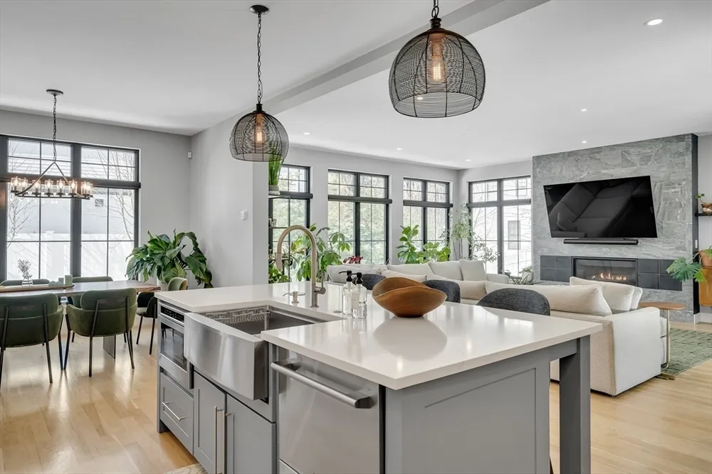32 Lantern Ln, Wellesley, MA 02481