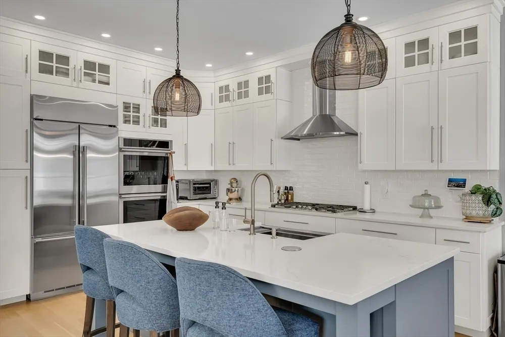 32 Lantern Ln, Wellesley, MA 02481