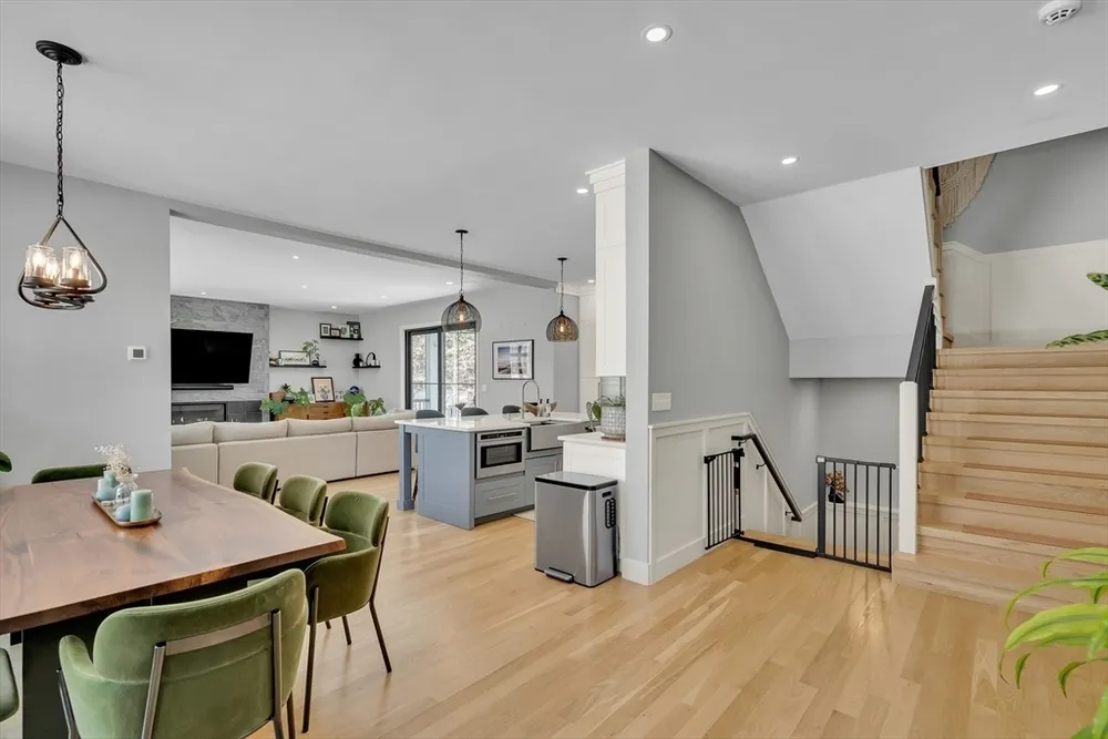 32 Lantern Ln, Wellesley, MA 02481