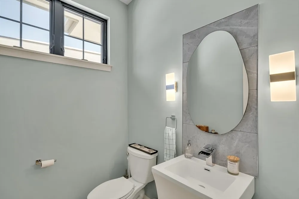 32 Lantern Ln, Wellesley, MA 02481