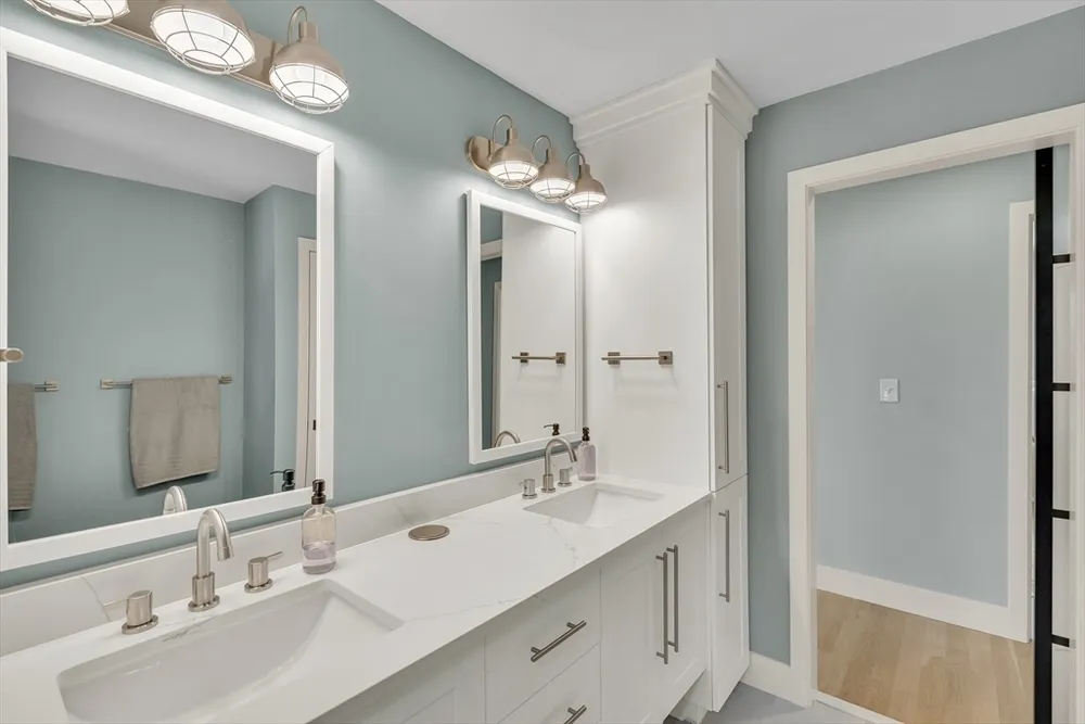 32 Lantern Ln, Wellesley, MA 02481