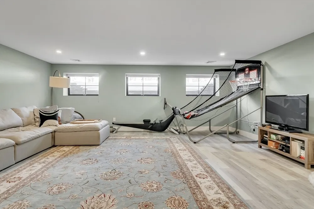 32 Lantern Ln, Wellesley, MA 02481