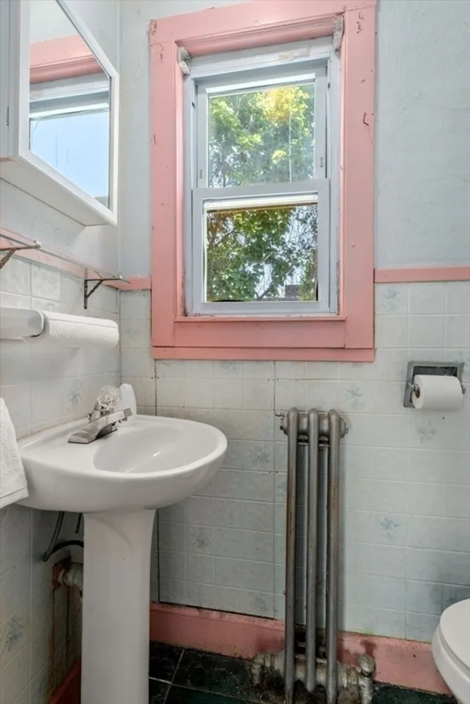4 Magnolia Pl, Boston, MA 02125