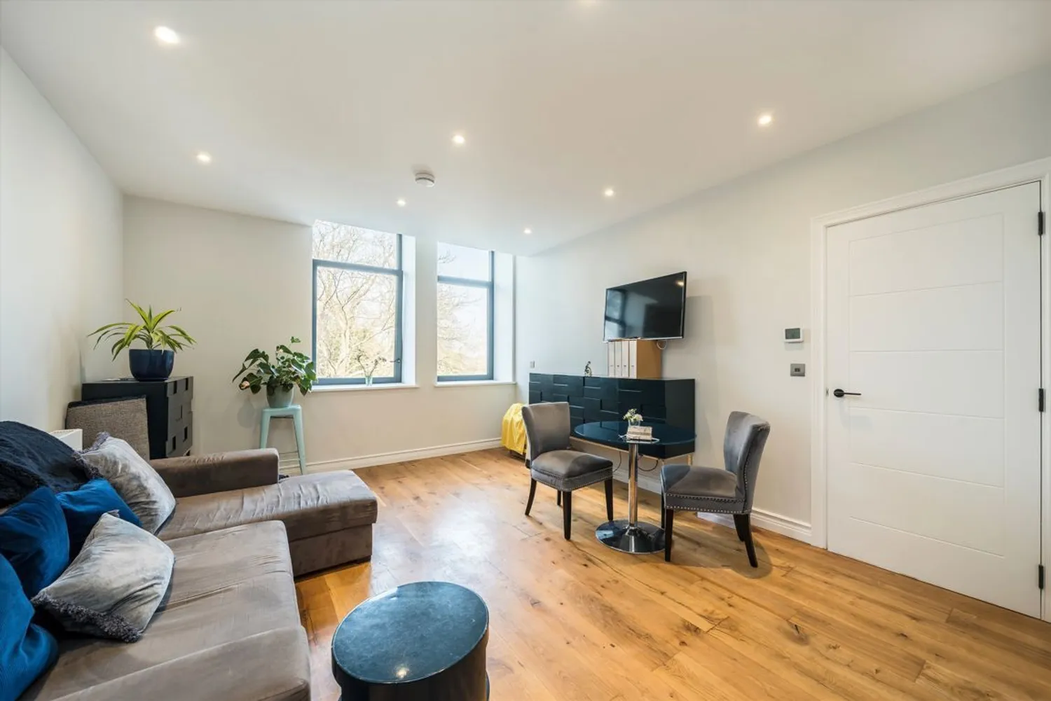 Littleworth Road, Esher, KT10 photo 2