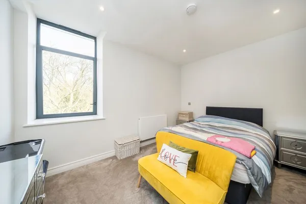 Littleworth Road, Esher, KT10 photo 4