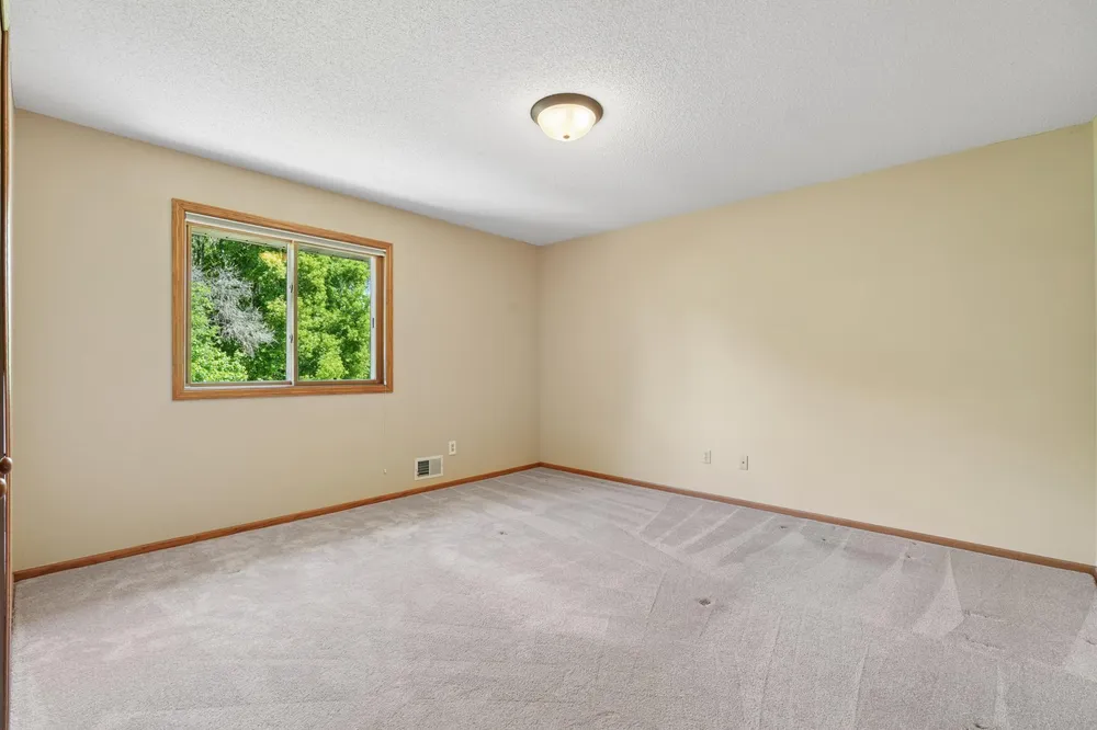 9220 Hillside Trail S, Cottage Grove, MN 55016