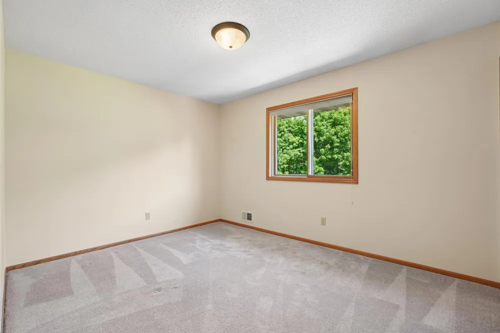 9220 Hillside Trail S, Cottage Grove, MN 55016