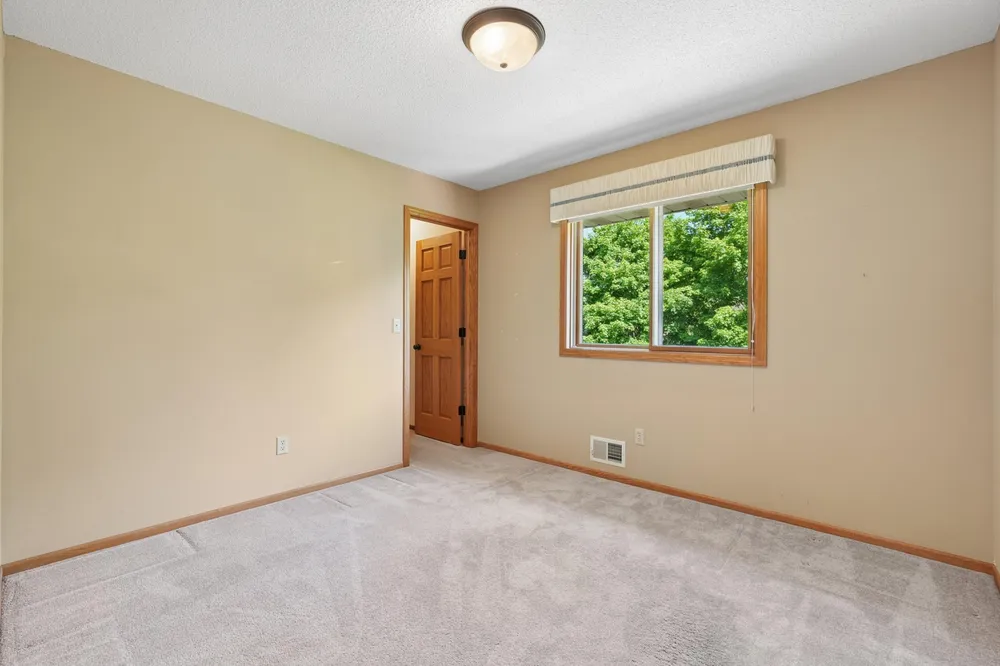 9220 Hillside Trail S, Cottage Grove, MN 55016