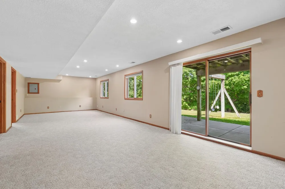 9220 Hillside Trail S, Cottage Grove, MN 55016