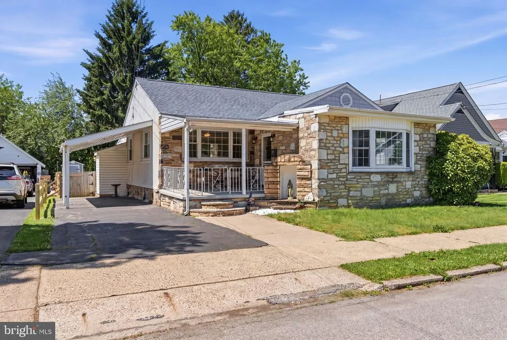 712 Benson St, Philadelphia, PA 19111
