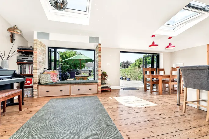 Property carousel image 3