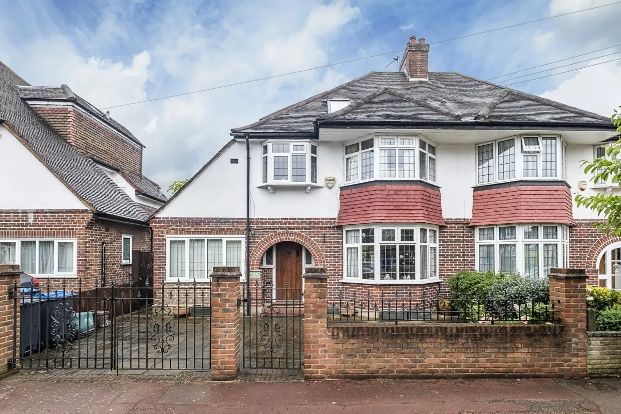 Holland Avenue London SW20 photo 1