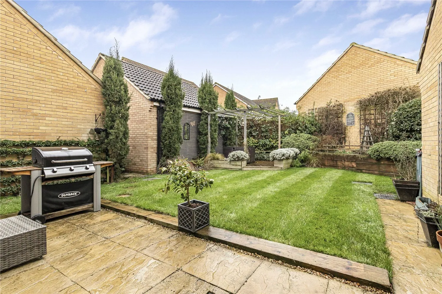 Hillfield Road, Oundle, PE8 photo 2