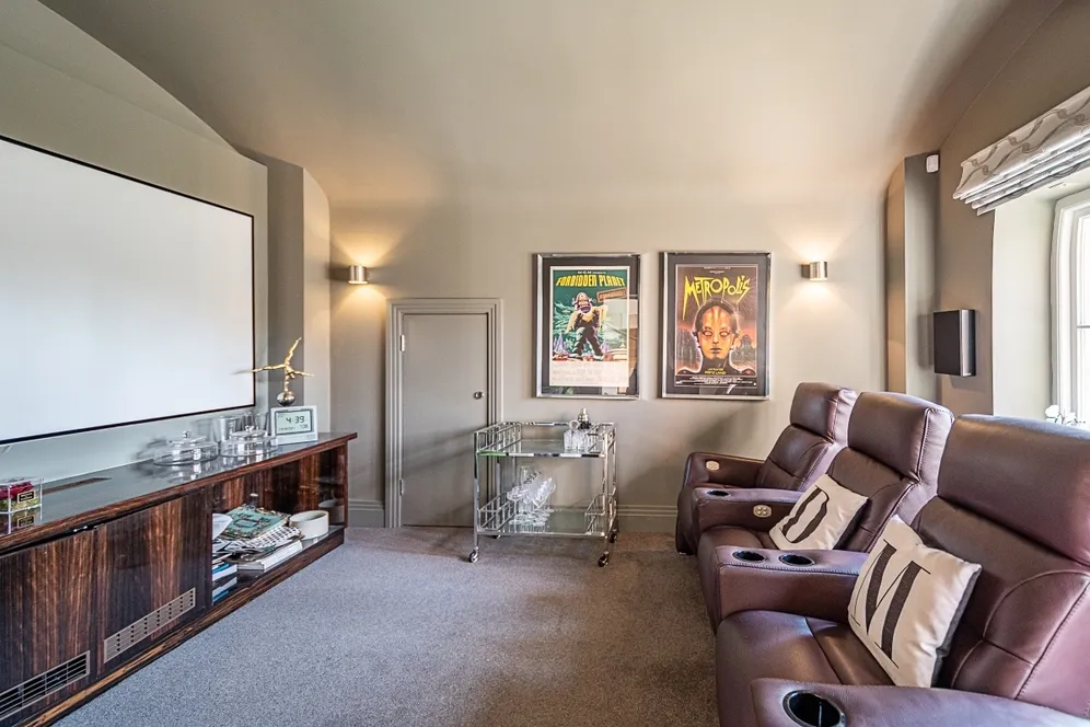 Holborn Close London NW7 photo 9