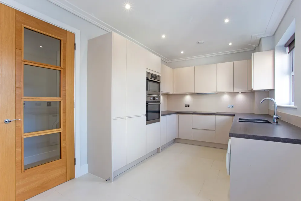 Highwood Crescent, Horsham, RH12 photo 3