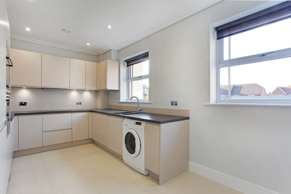Highwood Crescent, Horsham, RH12 photo 4
