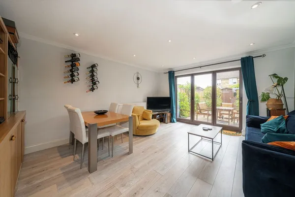 Tanners Close, Walton-On-Thames, KT12 photo 2