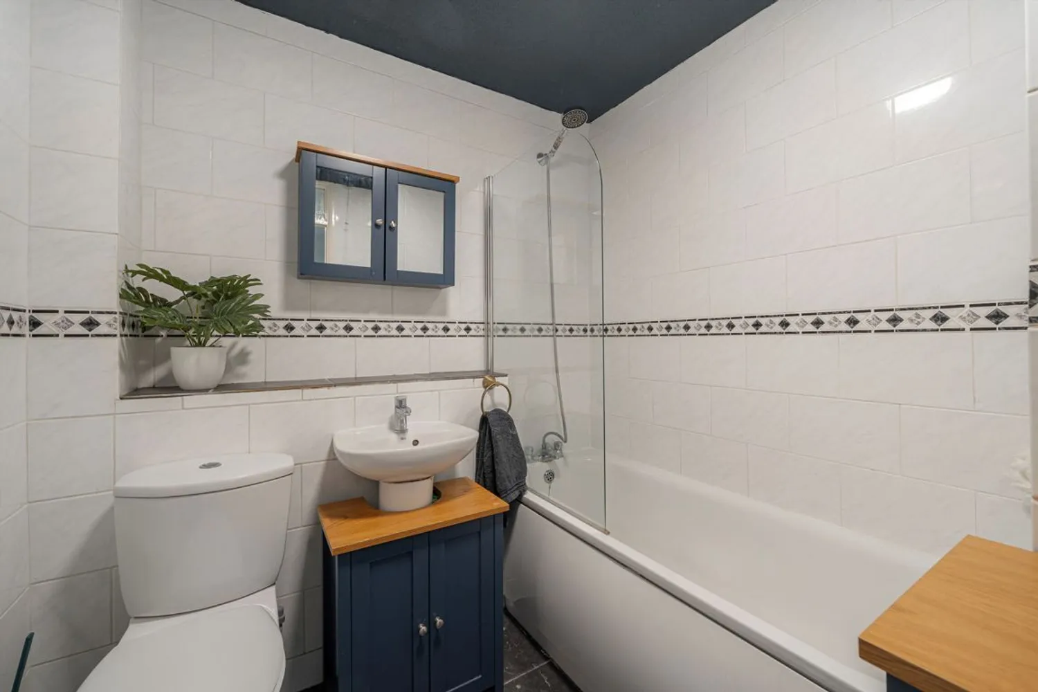 Tanners Close, Walton-On-Thames, KT12 photo 6