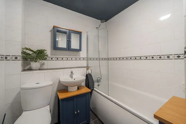 Tanners Close, Walton-On-Thames, KT12 photo 6