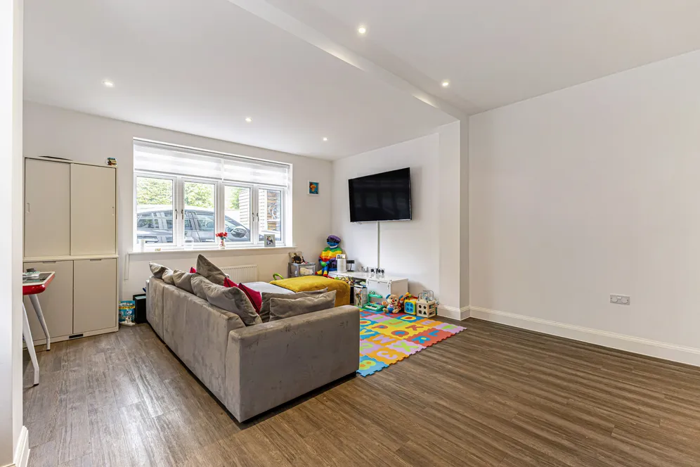 Pynnacles Close, Stanmore, HA7 photo 6