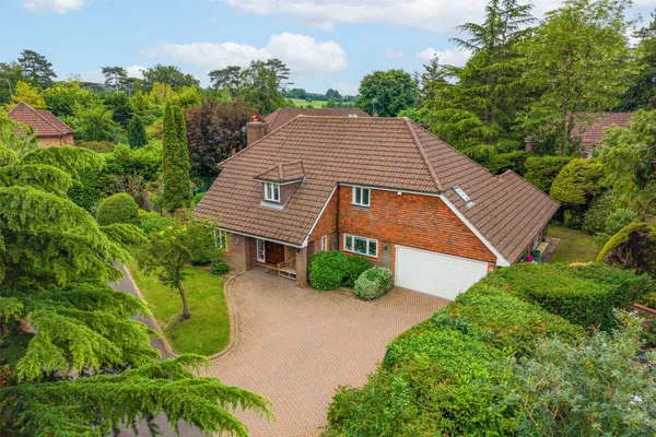 Glenheadon Close, Leatherhead, Surrey, KT22