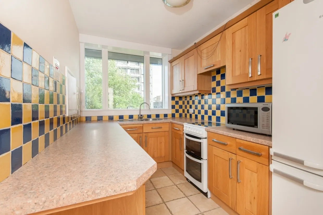 Wellington Close Walton-on-Thames. KT12 photo 5