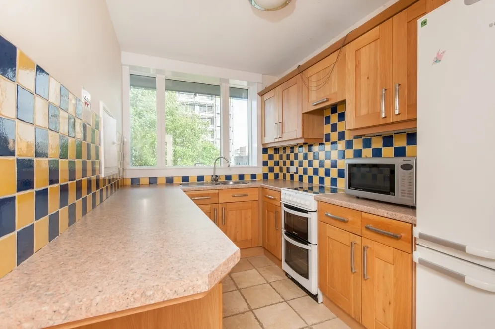 Wellington Close Walton-on-Thames. KT12 photo 5