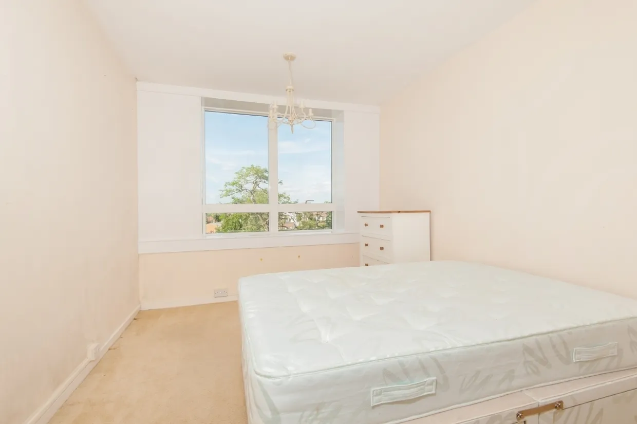 Wellington Close Walton-on-Thames. KT12 photo 6