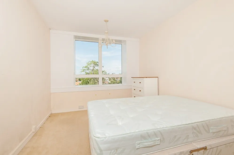 Wellington Close Walton-on-Thames. KT12 photo 6