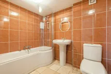 Wellington Close Walton-on-Thames. KT12 photo 8