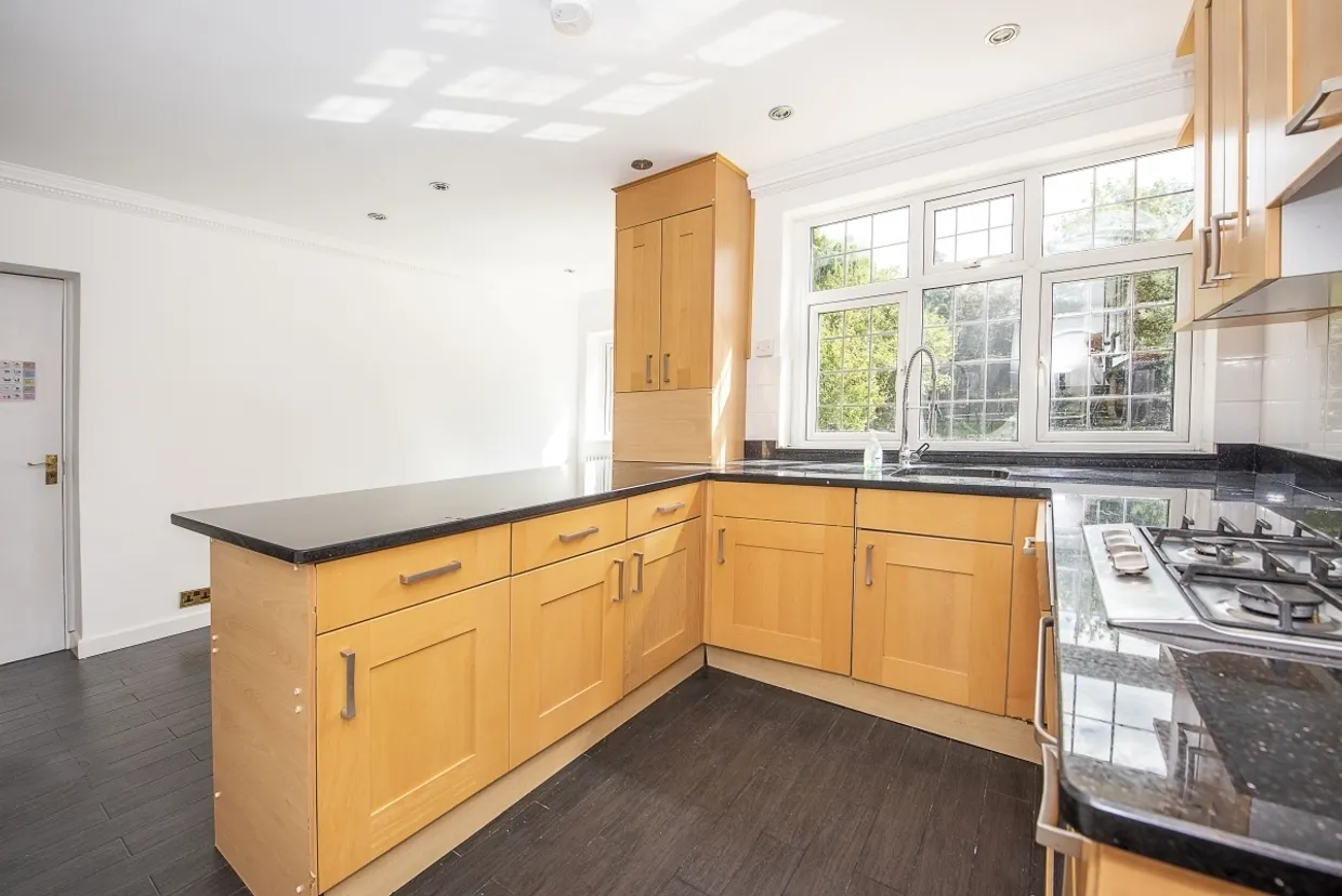 Holland Avenue London SW20 photo 2