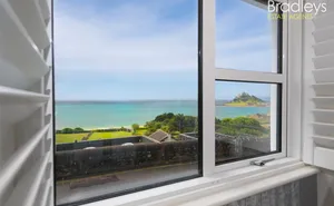 Higher Fore Street, Marazion, Cornwall, TR17 photo