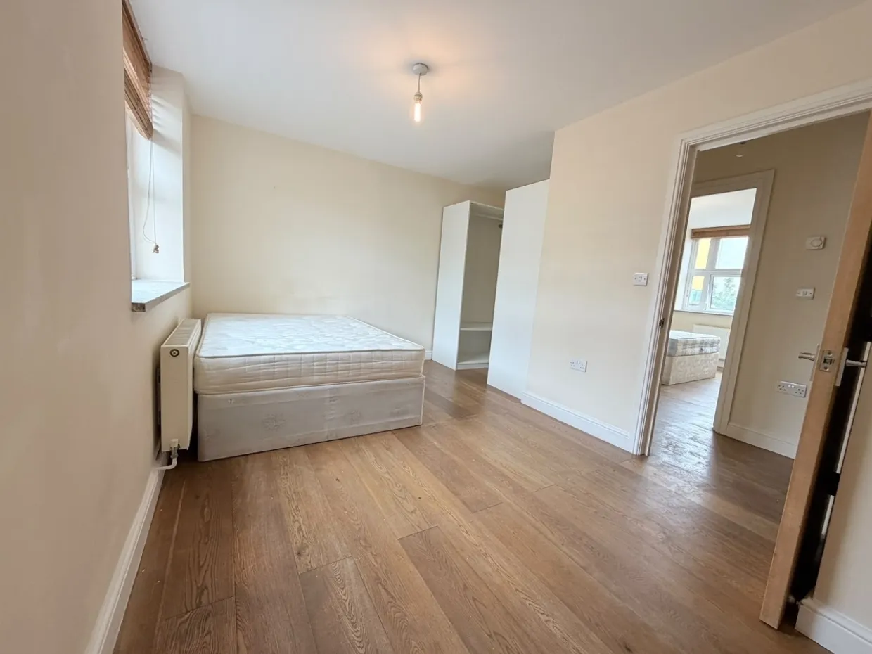 High Street London N8 photo 3