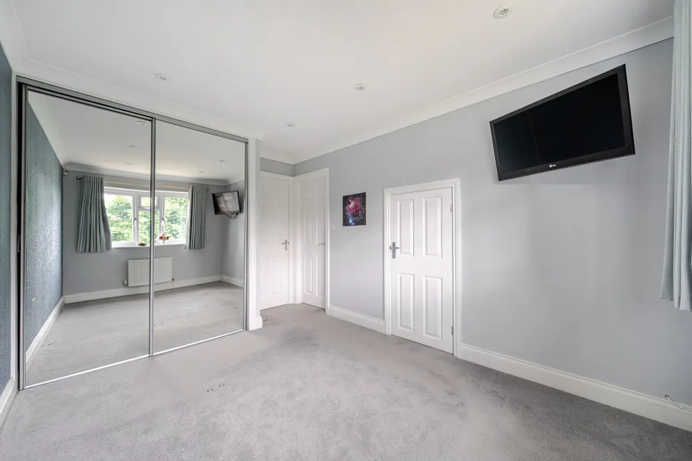 Upper Hale Road, Farnham, GU9 photo 4
