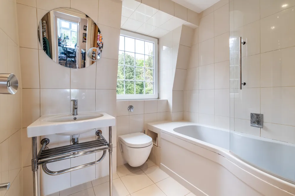 Cottenham Park Road, London, SW20 photo 14