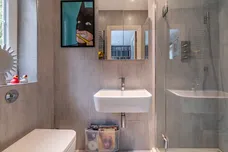 Cottenham Park Road, London, SW20 photo 17
